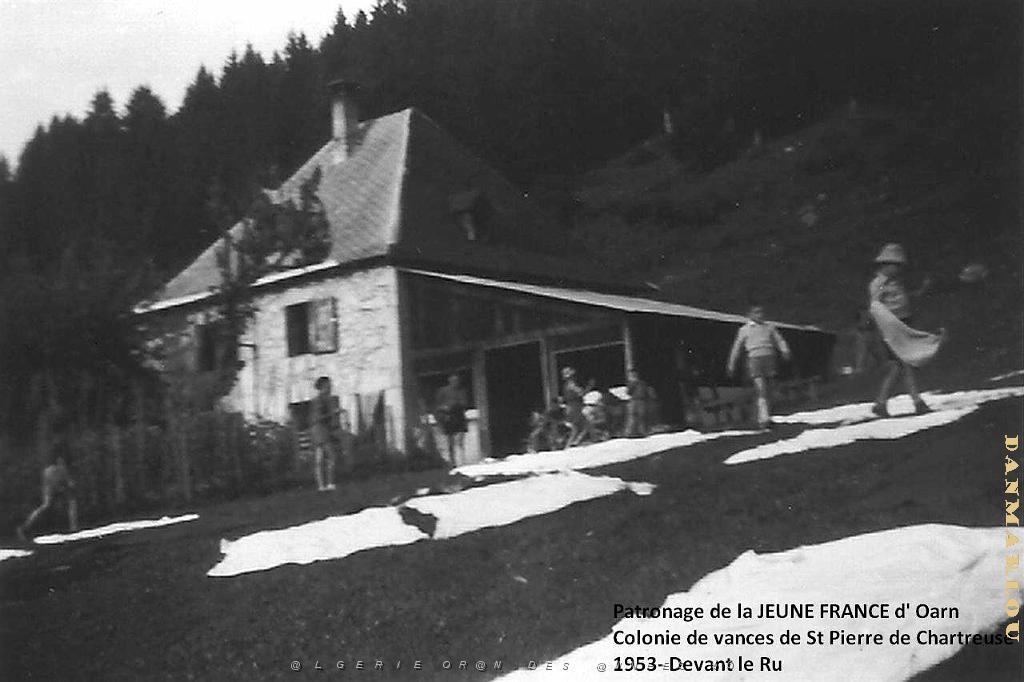 COLO JEUNE FRANCE 1953 devant le Ru 1.jpg